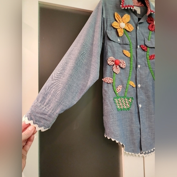 Vtg 70s Chambray Denim button down shirt with Patchwork flowers and butterfly - Picture 2 of 14